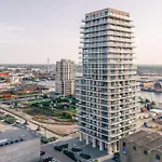 Casiola - Modern New With Pool Access And Parking *