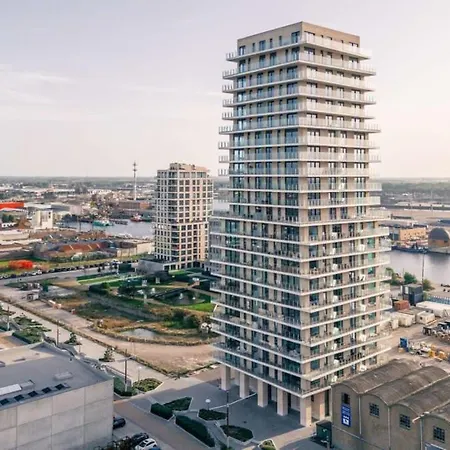 Huswell - Modern New With Pool Access And Parking *
