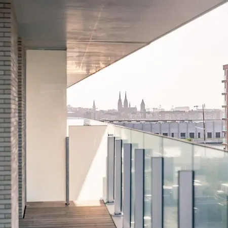 Huswell - Modern New With Pool Access And Parking Apartment