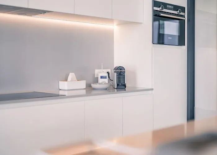 Casiola - Modern New With Pool Access And Parking