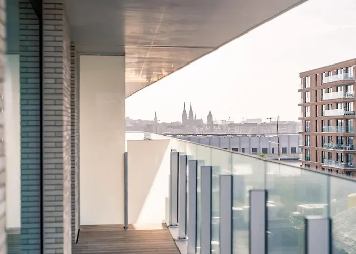 Casiola - Modern New With Pool Access And Parking *